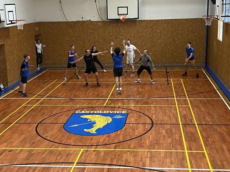 Basketbalový zápas učitelů proti žákům